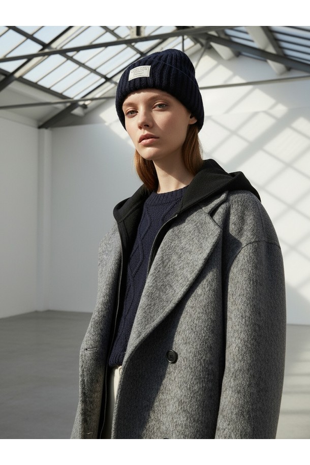 HOODED LAYERED WOOL 핸드메이드 코트_N5WCT0329는 여성용 아우터 코트입니다. 부드러운 촉감의 두꺼운 울 소재로 제작되었으며, 가을과 겨울에 착용하기 좋습니다. 미니멀하고 베이직한 디자인에 그레이 컬러, 무지 패턴으로 다양한 스타일 연출이 가능합니다. 레귤러핏의 레귤러 기장으로 제작되었으며, 버튼 여밈 방식과 긴 소매, 후드 코트 타입, 레이어드 디테일이 특징입니다. 출근룩, 오피스룩, 모임룩 등 다양한 TPO에 클래식, 미니멀, 시크한 스타일을 더해줍니다.
