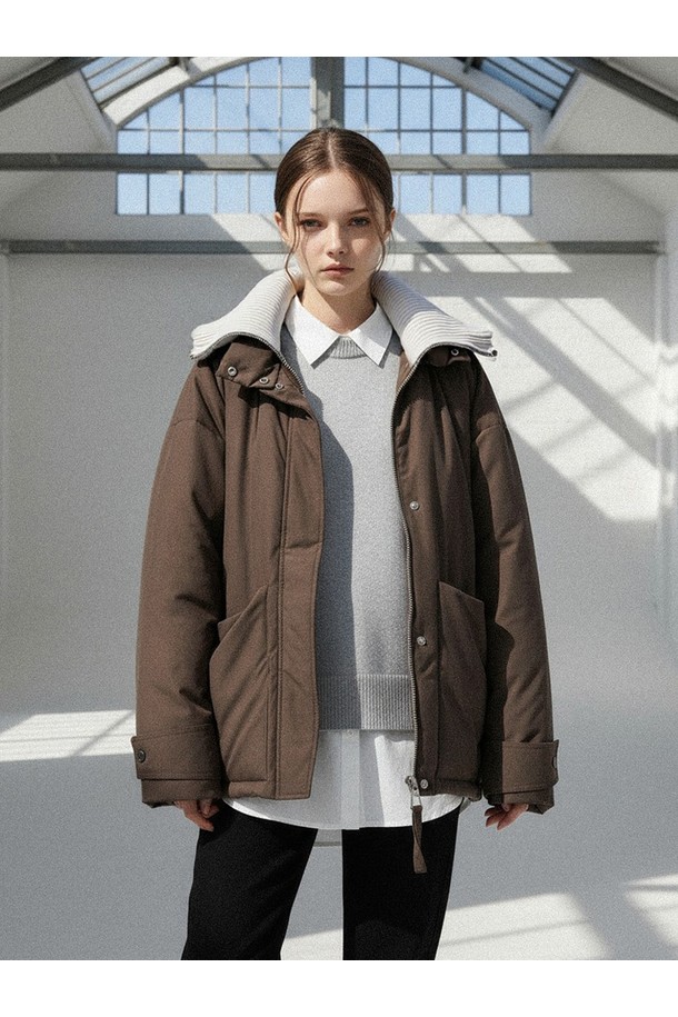 KNIT 칼라 덕 다운 패딩 점퍼_N5WJP0326은 부드러운 촉감의 브라운 컬러 여성용 패딩 점퍼입니다. 캐주얼 및 미니멀 스타일을 지향하며, 겨울철 일상에서 보온성을 책임지는 두꺼운 두께의 의류입니다. 오버핏으로 편안하게 착용 가능하며, 집업 스타일로 간편하게 여밀 수 있습니다. 니트 칼라와 후드가 디자인된 긴소매 덕 다운 패딩으로, 베이직한 무드의 무지 패턴이 특징입니다.
