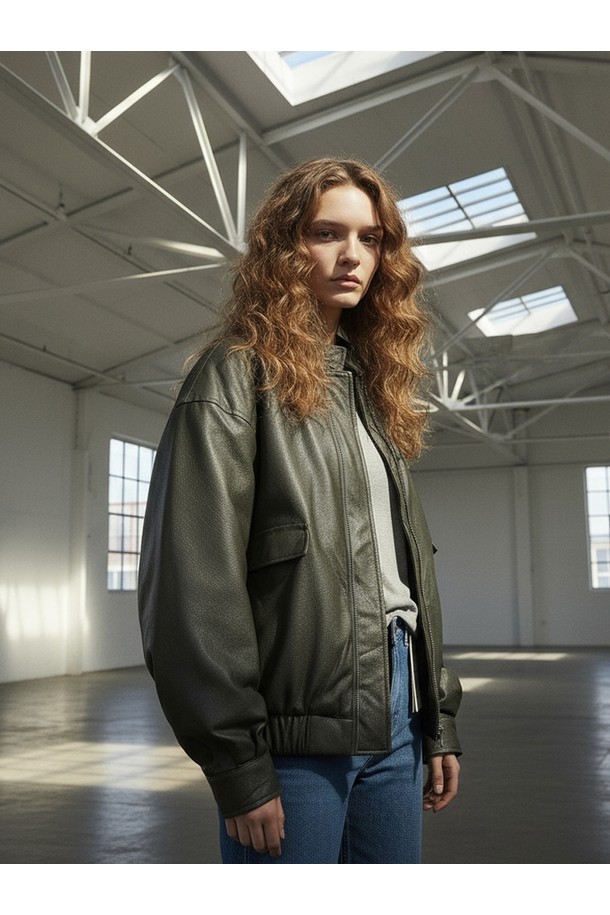 CARDIFF(카디프) 코팅 덕다운 패딩 점퍼_N5WJP0321는 여성용 아우터로, 겨울철 일상룩에 캐주얼하고 미니멀한 스타일을 더해줍니다. 카키 컬러의 무지 디자인에 오버핏, 크롭 기장으로 트렌디함을 살렸으며, 부드러운 촉감의 덕다운 충전재와 두꺼운 두께감으로 보온성을 높였습니다. 집업 스타일의 패딩 점퍼로, 여행이나 캠핑과 같은 TPO(Time, Place, Occasion)에도 활용하기 좋습니다. 고프코어 스타일을 연출하기에도 적합한 아이템입니다.
