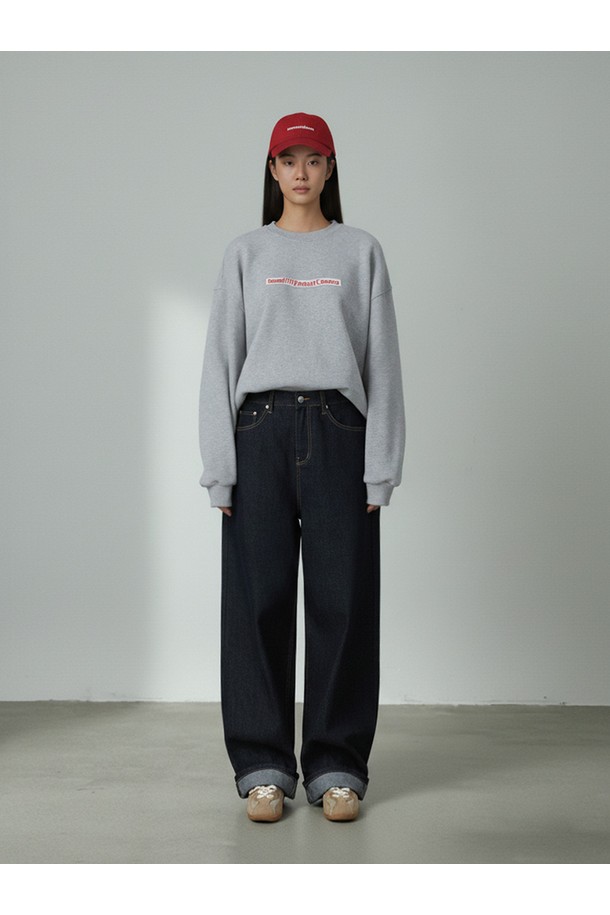 TAB 와이드 생지 데님 팬츠_N5WDP0343은 남성용으로, 베이직하고 캐주얼한 스타일을 연출하는 와이드 핏 데님 팬츠입니다. 네이비 컬러의 무지 디자인으로, 사계절 착용 가능하며 두꺼운 두께감과 뻣뻣한 촉감이 특징입니다. 루즈핏으로 편안함을 강조했으며, 롤업 디테일로 포인트를 더했습니다. 캐주얼, 미니멀, 클래식 스타일을 즐겨 입는 남성분들에게 추천합니다.
