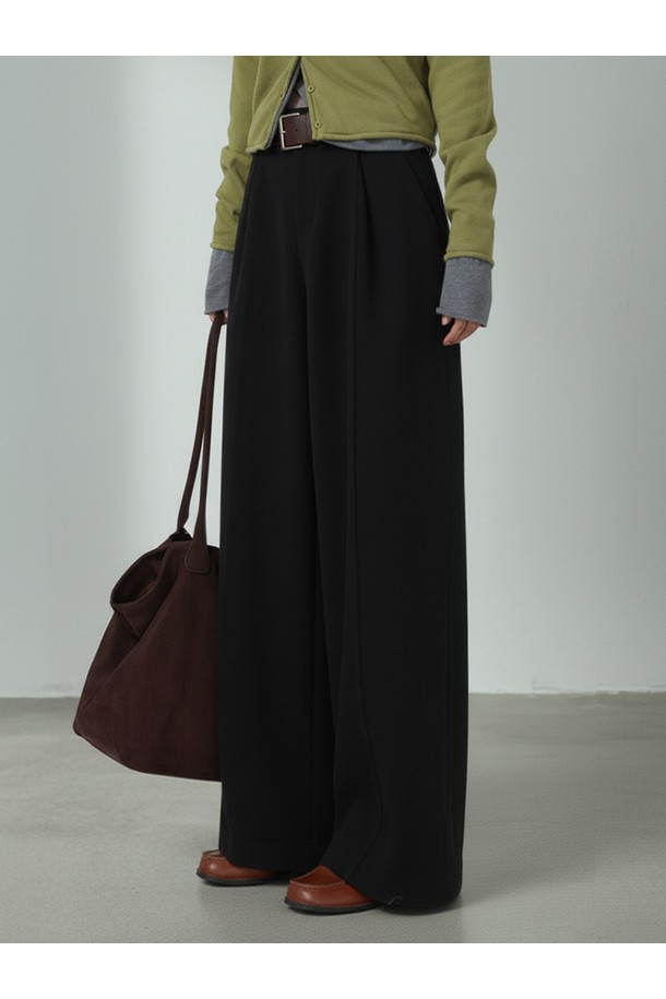 WARSAW 와이드 커브드 울 슬랙스_N5WSL0335는 여성용 슬랙스로, 가을과 겨울에 착용하기 좋은 두꺼운 두께감의 울 소재 긴바지입니다. 와이드 커브드 실루엣과 루즈핏으로 편안하면서도 세련된 스타일을 연출합니다. 무지 디자인에 블랙 컬러로, 클래식, 미니멀, 시크한 무드를 더해 오피스룩, 출근룩, 모임룩 등 다양한 TPO에 활용할 수 있습니다. 뻣뻣한 촉감과 밴딩 없는 디자인이 특징입니다.
