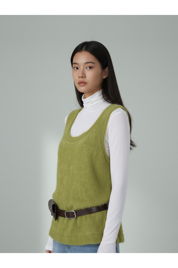VIENNA SOFT WOOL KNIT TOP_N5WKN0340는 부드러운 촉감의 울 소재로 제작된 여성 베스트입니다. 가을, 겨울 시즌에 어울리는 두꺼운 두께감과 라운드넥 디자인, 민소매 기장으로 클래식, 캐주얼, 미니멀 스타일을 연출할 수 있습니다. 올리브 그린 색상의 무지 패턴이며, 레귤러핏과 벨트 디테일이 특징입니다. 출근룩과 모임룩에 활용하기 좋은 아이템으로, 다양한 스타일링을 시도할 수 있습니다.
