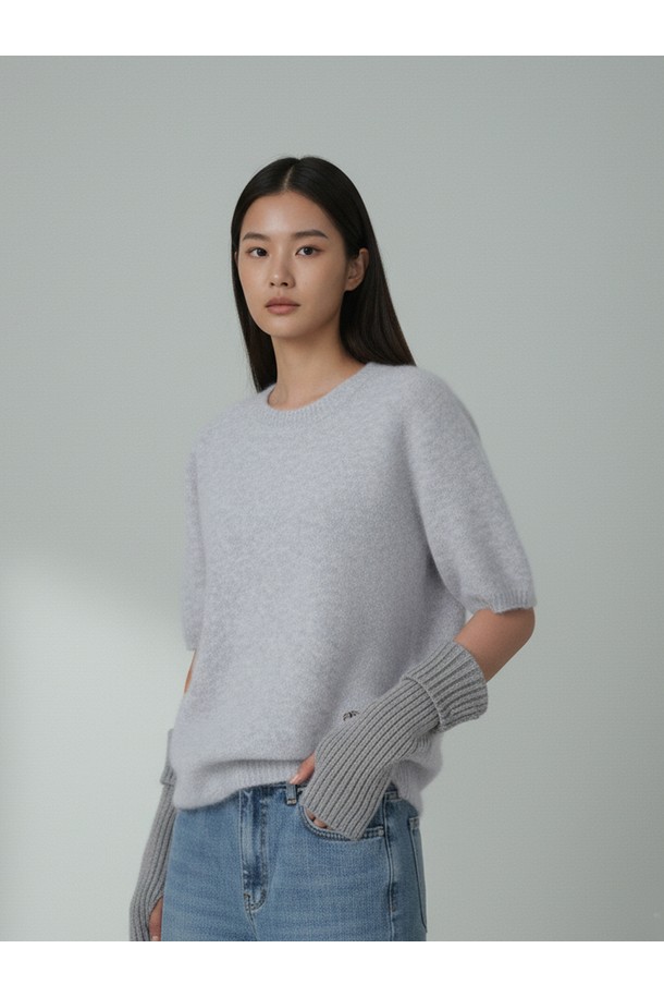 밀란 홀 가먼트 울 니트_N5WKN0337는 부드러운 촉감의 울(Wool) 소재로 제작되어 가을, 겨울 시즌에 따뜻하게 착용하기 좋은 여성 니트입니다. 라운드넥 디자인에 레귤러핏으로 제작되었으며, 미니멀하고 베이직한 스타일을 연출합니다. 홀가먼트 공법으로 제작되어 편안한 착용감을 제공하며, 출근룩이나 모임룩 등 다양한 TPO에 활용 가능합니다. 두꺼운 두께감과 긴 소매 기장으로 보온성을 높였으며, 그레이(Gray) 컬러로 어떤 스타일에도 쉽게 매치할 수 있습니다. 미니멀, 클래식, 캐주얼 스타일을 즐겨 입는 여성 고객에게 추천합니다.
