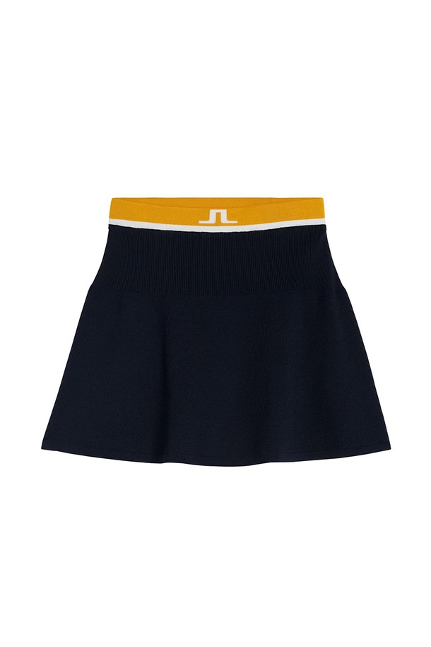 제이린드버그 SS 여성 골프 프리다 니트 스커트 네이비는 비스코스, 나일론, 폴리에스터, 엘라스틴 혼방 소재로 제작되어 봄, 여름 시즌에 적합한 여성 골프 스커트입니다. 스포티한 무드의 레귤러핏 미니 스커트로, 리브드 패턴과 네이비 컬러가 세련된 느낌을 더합니다. 신축성이 뛰어나 편안한 착용감을 제공하며, 대비되는 허리 밴드, JL 로고, 사이드 포켓, 내부 반바지, 이중 텍스처 디자인이 특징입니다. OEKO-TEX® 인증을 받은 이 스커트는 골프룩 또는 일상복으로 활용하기 좋습니다.

