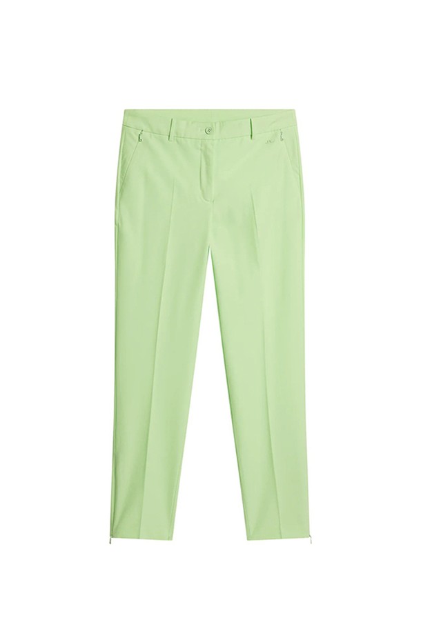 제이린드버그 SS 여성 골프 바지 피아 팬츠 (PIA PANT) 파티나 그린은 봄, 여름 시즌 여성 골퍼를 위한 레귤러핏 골프 바지입니다. 스포티하고 미니멀한 스타일로, 발수, 속건, 통기성이 뛰어나 쾌적한 착용감을 제공합니다. 미드라이즈 디자인과 단일 단추 잠금, 앞면 지퍼 플라이, 밑단 사이드 지퍼 디테일이 특징입니다. 사이드 포켓과 제트 백 포켓으로 수납성을 높였으며, PFC 무첨가 및 Bluesign 인증을 받아 친환경적입니다. 파티나 그린 색상의 무지 디자인으로 어떤 골프룩에도 잘 어울립니다.
