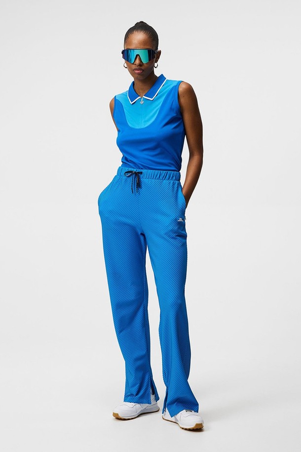 제이린드버그 SS 여성 골프 민소매 아니카 탑 ANNIKA SLEEVELESS 블루는 시원하고 스포티한 골프룩 연출에 적합한 여성용 골프 민소매 탑입니다. 다이아몬드 모양의 칼라와 퀼터 지퍼 여밈 디자인이 특징이며, JL 로고 디테일이 세련된 포인트를 더합니다. 흡습, 속건, 통기성이 뛰어난 폴리에스테르 소재로 제작되어 쾌적한 착용감을 제공하며, 4방향 스트레치 기능으로 활동성을 높였습니다. 자카드 메시 패턴과 레귤러핏 디자인으로 편안하면서도 스타일리시한 골프 패션을 완성합니다. OEKO-TEX 인증을 받은 안전한 소재로 제작되었습니다.
