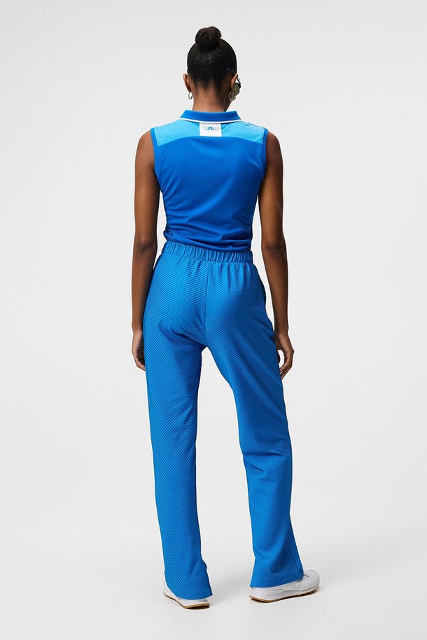 제이린드버그 SS 여성 골프 민소매 아니카 탑 ANNIKA SLEEVELESS 블루는 시원하고 스포티한 골프룩 연출에 적합한 여성용 골프 민소매 탑입니다. 다이아몬드 모양의 칼라와 퀼터 지퍼 여밈 디자인이 특징이며, JL 로고 디테일이 세련된 포인트를 더합니다. 흡습, 속건, 통기성이 뛰어난 폴리에스테르 소재로 제작되어 쾌적한 착용감을 제공하며, 4방향 스트레치 기능으로 활동성을 높였습니다. 자카드 메시 패턴과 레귤러핏 디자인으로 편안하면서도 스타일리시한 골프 패션을 완성합니다. OEKO-TEX 인증을 받은 안전한 소재로 제작되었습니다.
