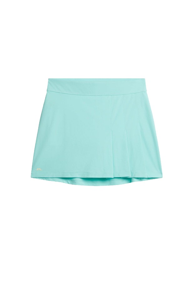 제이린드버그 여성 테아 골프 스커트 아루바블루 GWSD09351-O492는 스포티한 스타일의 여성 골프 스커트입니다. A라인 플리츠 디자인과 아루바블루 컬러가 시원하고 경쾌한 분위기를 연출하며, 봄, 여름 시즌에 적합합니다. 허리 밴딩으로 편안한 착용감을 제공하며, 뒷면 지퍼 포켓과 JL 로고 자수 디테일이 특징입니다. 폴리에스테르 소재로 제작되어 활동성과 내구성을 높였습니다. 골프룩 연출에 활용하기 좋습니다.
