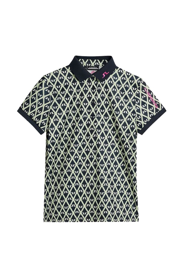 제이린드버그 SS 여성 투어테크P 골프 반팔 티셔츠 지오네이비 GWJT09007는 스포티한 스타일의 여성 골프웨어입니다. 봄, 여름 시즌에 적합하며, 폴리에스테르 소재로 제작되어 흡습, 속건, UV 차단 기능을 제공합니다. 슬림 핏으로 디자인되었으며, 반소매 기장의 폴로넥 티셔츠입니다. 지오네이비 컬러에 프린트 패턴이 특징이며, 리브드 칼라와 4버튼 플래킷, 소매 자수 디테일, 등판 브릿지 자수가 돋보입니다. 4방향 스트레치 기능으로 활동성을 높였습니다.
