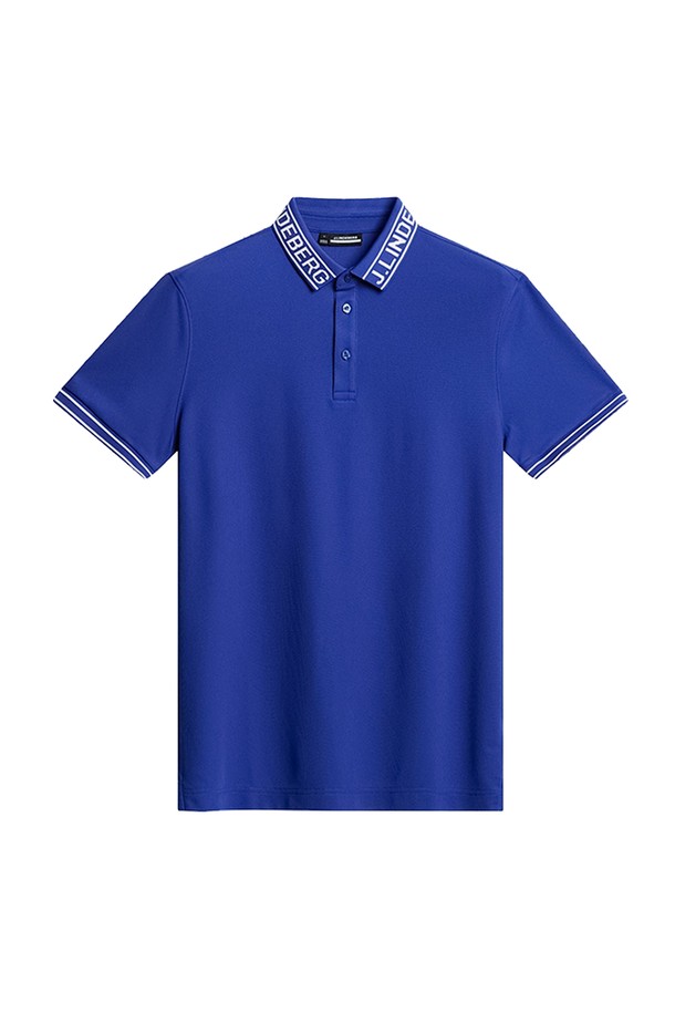 제이린드버그(J.Lindeberg) 남성 오스틴 골프 폴로 블루 GMJT11952는 스포티하면서도 클래식한 무드를 연출하는 남성용 폴로 티셔츠입니다. 흡습 및 속건 기능이 뛰어난 폴리에스터와 재활용 폴리에스터 혼방 소재로 제작되어 봄, 여름 시즌 골프 라운딩 또는 일상생활에서도 쾌적하게 착용 가능합니다. 레귤러 핏으로 편안한 착용감을 제공하며, 자카드 로고 패턴과 3단 버튼 플래킷, 자카드 립 커프스, 로고 자카드 니트 칼라 등의 디테일이 돋보입니다. 폴로넥 디자인과 블루 컬러가 세련된 느낌을 더하며, 미니멀한 스타일을 선호하는 남성분들에게 적합합니다. 골프룩으로 활용하기 좋은 아이템입니다.
