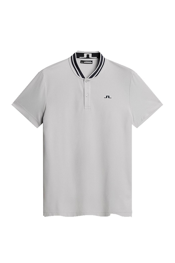 제이린드버그 남성 타이슨 골프 폴로 하이라이즈 GMJT11949는 스포티함과 클래식함을 동시에 갖춘 남성용 골프 폴로 티셔츠입니다. 부드러운 폴리에스터 소재로 제작되어 흡습 및 속건 기능으로 쾌적한 착용감을 제공하며, 봄, 여름 시즌에 적합합니다. 레귤러 핏에 반소매, 폴로넥 디자인으로 골프룩이나 휴가룩 등 다양한 TPO에 활용 가능합니다. 하이라이즈 디자인과 화이트 컬러의 무지 패턴으로 미니멀하고 세련된 스타일을 연출합니다. 전반적으로 부드러운 촉감과 레귤러 기장으로 편안한 착용감을 선사합니다.

