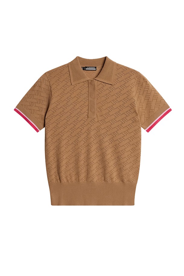 제이린드버그 여성 로미 니트 골프 폴로 셔츠 타이거아이 GWKW12011는 여름 시즌, 스포티한 스타일을 연출하기 좋은 여성 골프룩 상의입니다. 타이거아이 컬러의 슬림핏 니트 폴로 셔츠로, 비스코스 레이온과 폴리아미드 나일론 혼방 소재로 제작되어 통기성이 우수합니다. 반소매 디자인에 브릿지 그래픽과 스트라이프 패턴이 돋보이며, 메시 커프스의 대조적인 스트라이프와 3개의 단추, 숨겨진 플래킷, 76gg 게이지 디자인이 특징입니다. 필드 위에서 클래식하면서도 세련된 스포티 무드를 완성해 보세요.
