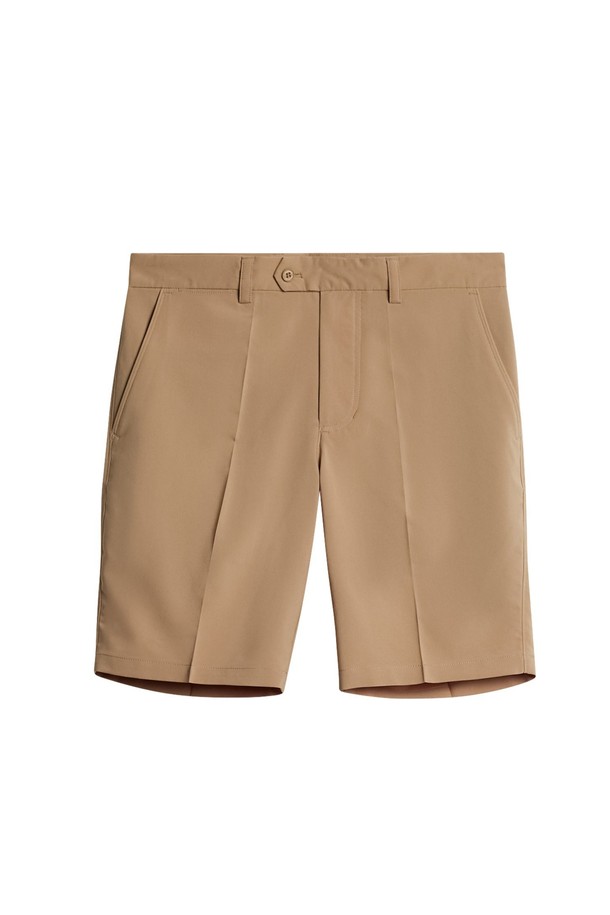 제이린드버그 남성 Mitch 골프 반바지 타이거아이 GMPA12992는 스포티한 골프룩을 완성하는 남성용 반바지입니다. 부드러운 촉감의 폴리에스테르 및 재생 폴리에스테르 혼방 소재로 제작되어 흡습 및 통기 기능으로 쾌적한 착용감을 제공합니다. 레귤러핏으로 편안하며, 무릎 기장의 디자인과 타이거아이 색상이 세련된 느낌을 더합니다. 앞면 포켓, 뒷면 벨트 포켓, 브릿지 로고 디테일로 실용성과 디자인을 모두 갖춘 제품입니다. 가볍고 얇은 두께감으로 여름철 골프 활동에 적합합니다.
