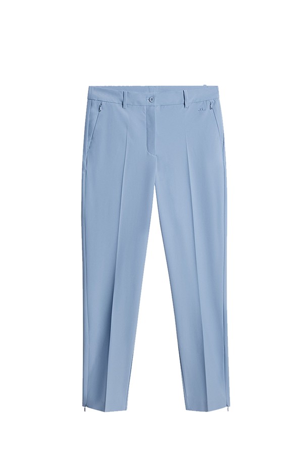 제이린드버그 여성 피아 골프 팬츠 스카이블루 GWPA12272는 골프룩에 적합한 여성 골프 팬츠입니다. 스포티하면서도 미니멀한 디자인으로, 스카이블루 컬러가 시원한 느낌을 줍니다. 폴리에스터, 재활용 폴리에스터, 스판덱스 혼방 소재로 제작되어 신축성이 뛰어나 편안한 착용감을 제공합니다. 빠른 건조 기능이 있어 쾌적하게 라운딩을 즐길 수 있으며, 지퍼가 달린 사이드 포켓과 밑단 지퍼 디테일로 실용성을 더했습니다. 미드라이즈 디자인으로 세련된 핏을 연출합니다.
