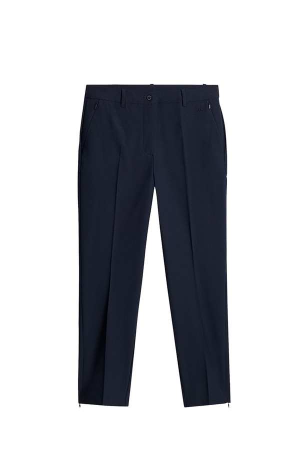 제이린드버그(J.Lindeberg) 여성 피아 골프 팬츠 네이비 GWPA12272는 골프룩에 완벽하게 어울리는 긴바지입니다. 미드라이즈 디자인으로 제작되었으며, 신축성이 뛰어난 폴리에스터, 재활용 폴리에스터, 스판덱스 혼방 소재를 사용하여 편안한 착용감을 제공합니다. 빠른 건조 기능을 갖춰 쾌적함을 유지하며, 지퍼 사이드 포켓과 밑단 지퍼 디테일로 실용성을 더했습니다. 클래식, 미니멀, 스포티한 스타일을 모두 아우르며, 다양한 골프 코디에 활용하기 좋습니다.
