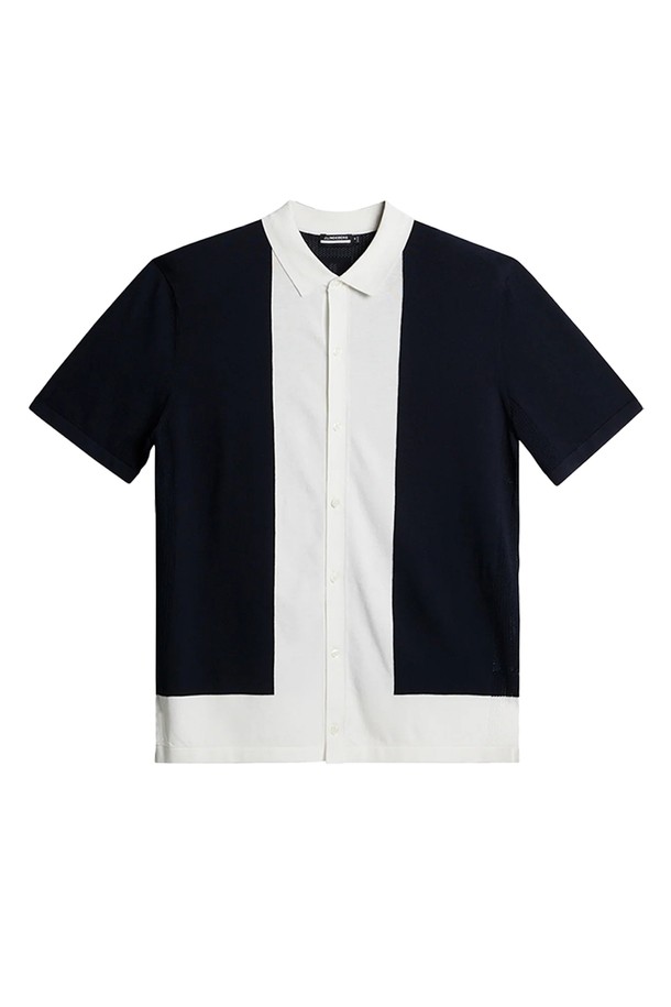 제이린드버그 남성 루이 골프 니트폴로셔츠 네이비 GMKW11849는 스포티한 스타일의 남성 골프룩 연출에 적합한 아이템입니다. 부드러운 비스코스레이온과 폴리에스테르 혼방 소재로 제작되어 시원하고 편안한 착용감을 선사하며, 여름철 라운딩에 적합합니다. 레귤러핏, 반소매, 폴로넥 디자인에 얇고 통기성이 우수한 메쉬 소재 등판이 적용되어 활동성을 높였습니다. 무지 디자인에 6버튼 플래킷, 사이드 슬릿 등의 디테일이 돋보이며, 네이비 컬러로 깔끔하고 미니멀한 스타일을 완성합니다.
