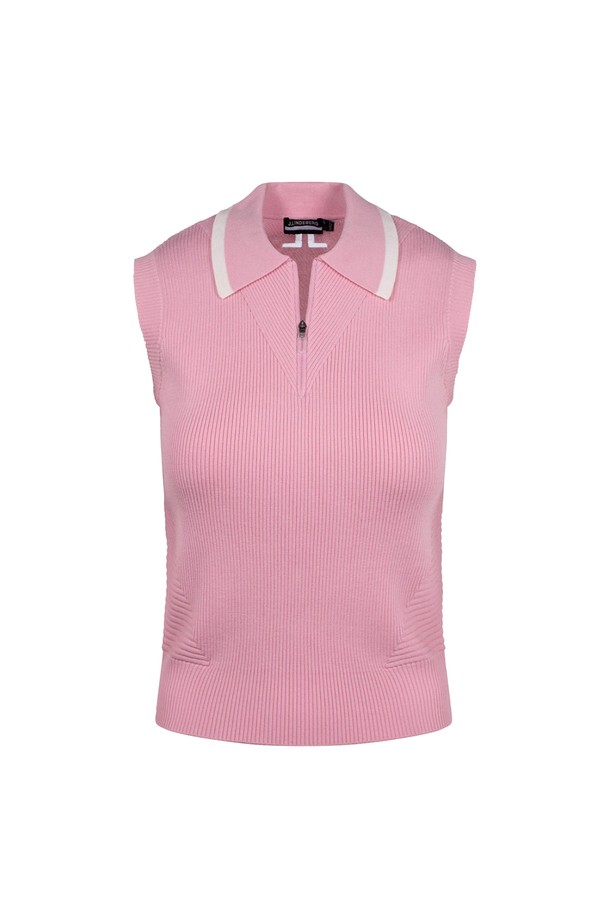 제이린드버그(J.Lindeberg) 여성 라모나 니트 골프 폴로 핑크 GWKW12013은 부드러운 비스코스, 폴리에스테르 혼방 소재의 여성 골프 폴로 니트입니다. 편안한 핏과 경량 두께로 제작되어 활동성이 뛰어나며, 은은한 골지 패턴이 특징입니다. 반 스테이 다운 칼라, 브릿지 자수, 대조적인 디테일 디자인으로 클래식하면서도 미니멀한 골프룩을 연출합니다. 신축성이 뛰어나 편안한 착용감을 선사하며, 지퍼 여밈 방식으로 간편하게 착용할 수 있습니다. 핑크 컬러로 여성스러운 분위기를 더하여 필드 위에서 돋보이는 스타일을 완성합니다.
