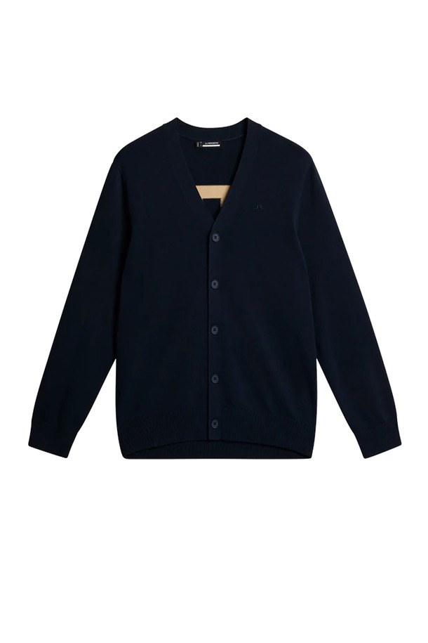 제이린드버그(J.Lindeberg) FW25 남성 재러드 니트 골프 가디건 네이비 GMKW11850은 클래식하고 미니멀한 스타일의 남성 골프룩을 위한 아우터입니다. BCI 면과 폴리에스터 혼방 소재로 제작되어 통기성이 뛰어나고 가벼운 착용감을 제공합니다. 슬림핏 디자인에 브리지 니트 패턴이 적용되었으며, 5버튼 여밈 방식과 골지 커프스, 골지 밑단 디테일이 특징입니다. 76gg의 섬세한 짜임으로 부드러운 촉감을 선사하여 편안한 라운딩을 돕습니다. 네이비 컬러로 다양한 골프웨어와 코디네이션이 용이합니다.
