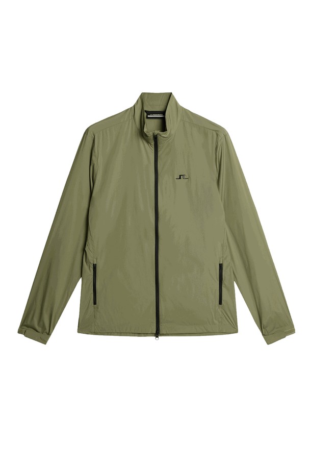 제이린드버그 FW25 남성 애쉬라이트 패커블 바람막이 재킷 오일그린 GMOW11973은 골프 및 일상생활에서 활용 가능한 남성용 아우터입니다. 가을, 겨울 시즌에 적합하며, 슬림핏 디자인과 지퍼형 여밈 방식으로 제작되었습니다. 폴리아미드와 엘라스테인 혼방 소재로 얇고 가벼운 착용감을 제공하며, 스포티하고 미니멀한 스타일을 연출합니다. 로고 패턴이 특징이며, 패커블 기능으로 휴대성을 높였으며, 지퍼 핸드 포켓이 있어 실용적입니다. 가을 나들이룩, 겨울 데일리룩, 골프룩에 잘 어울립니다.
