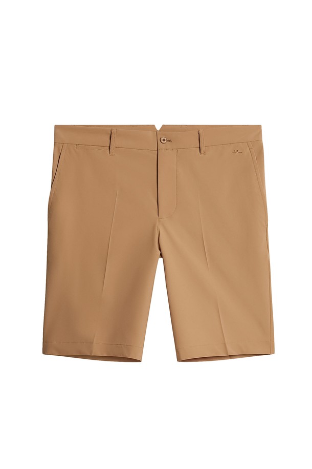 제이린드버그 남성 엘로이 골프 반바지 타이거아이 GMPA12137는 여름 시즌 스포티한 골프룩과 휴가룩을 연출하기에 적합한 남성용 골프 반바지입니다. 타이거아이, 베이지 두 가지 색상으로 출시되었으며, 레귤러핏으로 편안한 착용감을 제공합니다. 무지 패턴으로 미니멀하고 캐주얼한 스타일을 연출하며, 골프 라운딩은 물론 여름 바캉스룩으로도 활용 가능합니다. 여름철 시원하게 착용할 수 있는 반바지로, 스포티한 무드를 강조합니다.
