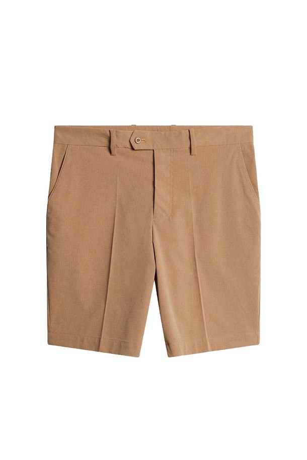 제이린드버그 남성 벤트 골프 반바지 타이거아이 GMPA12135는 활동적인 골프 및 레저 활동에 적합한 남성용 반바지입니다. 타이거아이 색상의 무지 디자인으로, 스포티하고 캐주얼한 스타일을 연출합니다. 폴리에스테르와 스판덱스 혼방 소재로 제작되어 흡습, 통기성, 신축성이 뛰어나 편안한 착용감을 제공합니다. 레귤러핏 디자인과 무릎 기장으로 활동성을 높였으며, 앞뒤 포켓과 브릿지 로고 디테일이 특징입니다. 여름 시즌에 어울리는 실용적인 골프웨어입니다.
