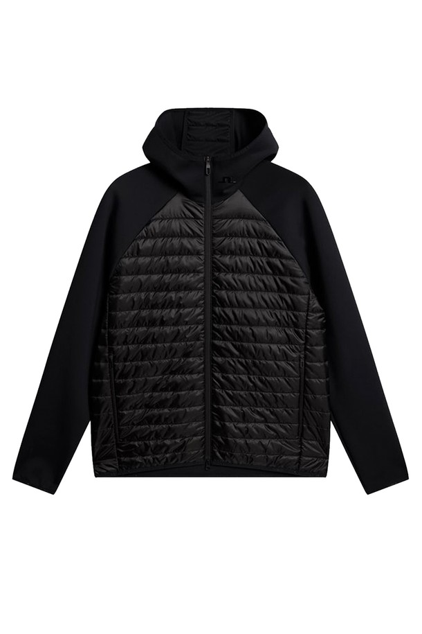 제이린드버그 남성골프 FW25 프리마로프트 헤이든 경량 후드 패딩 10376은 가을, 겨울 시즌 골프 라운딩을 위한 남성용 아우터입니다. 블랙 컬러의 무지 디자인으로 스포티한 스타일을 연출하며, 레귤러핏으로 편안한 착용감을 제공합니다. 가볍고 부드러운 나일론 소재와 프리마로프트 충전재를 사용하여 보온성을 높였으며, 경량 후드 디자인으로 활동성을 더했습니다. 집업 스타일의 긴소매 경량 패딩으로, 골프룩에 미니멀한 매력을 더해줍니다. 얇은 두께감으로 간절기부터 겨울까지 폭넓게 활용 가능합니다.
