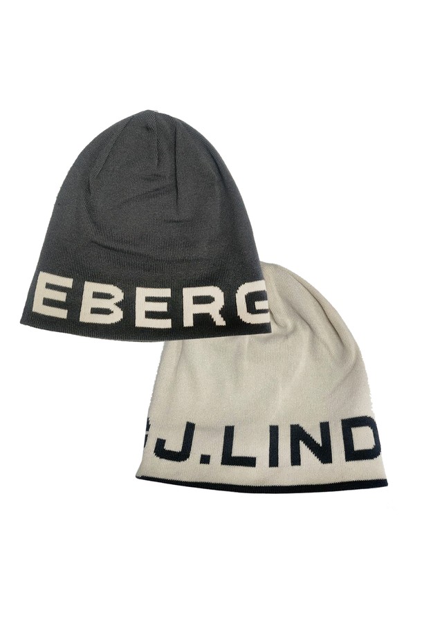 제이린드버그 FW25 ZAC(잭) 리버시블 울 골프 비니 아스팔트 AMAC13589는 가을, 겨울 시즌 골프룩을 위한 필수 아이템입니다. 부드러운 울 소재로 제작되어 보온성이 뛰어나며, 미니멀하고 클래식한 스타일을 연출합니다. 아스팔트와 베이지 컬러로 양면 착용이 가능하여 다양한 스타일에 매치할 수 있으며, 제이린드버그 로고 패턴이 돋보입니다. 두께감 있는 디자인으로 추운 날씨에도 따뜻하게 착용할 수 있는 실용적인 비니입니다.
