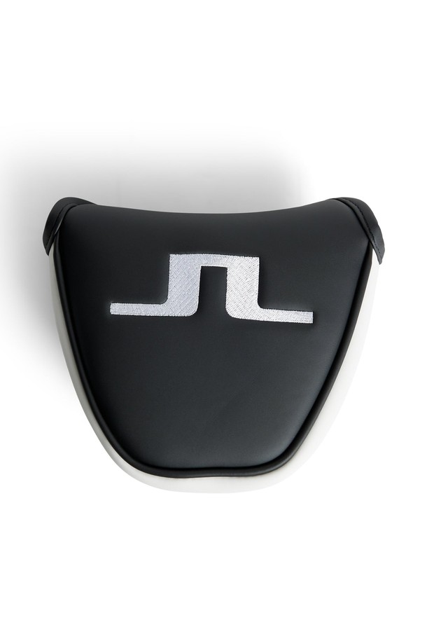 제이린드버그(J.Lindeberg) FW25 말렛 골프 퍼터 커버 GMAC13519는 방수 소재와 빌로아 안감을 사용하여 기능성과 고급스러움을 모두 갖춘 골프 용품입니다. 클래식하고 미니멀한 디자인으로, 브릿지 로고 브랜딩이 특징입니다. 자석형 잠금 방식으로 퍼터의 안전한 보관을 돕습니다. 블루 컬러에 로고 패턴이 적용되어 세련된 골프룩을 완성합니다. 골프를 즐기는 모든 분들께 안성맞춤인 필수 액세서리입니다.
