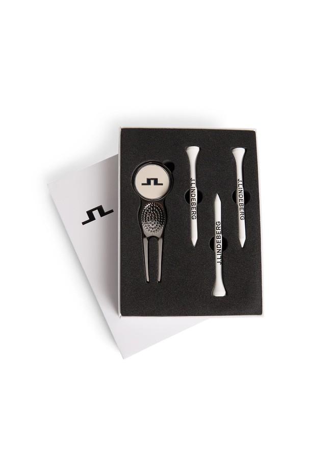제이린드버그(J.Lindeberg) FW25 ULF 얼티메이트 골프 기프트팩 GMAC13691입니다. 남녀공용으로 사용할 수 있으며, 실버 컬러의 아연 소재로 제작된 골프 액세서리입니다. 디봇 툴과 티 브랜드 3개로 구성되어 골프 라운딩의 편의성을 높입니다. 브릿지 로고와 하이글로스 마감 디자인이 돋보이며, 선물용으로도 좋습니다.
