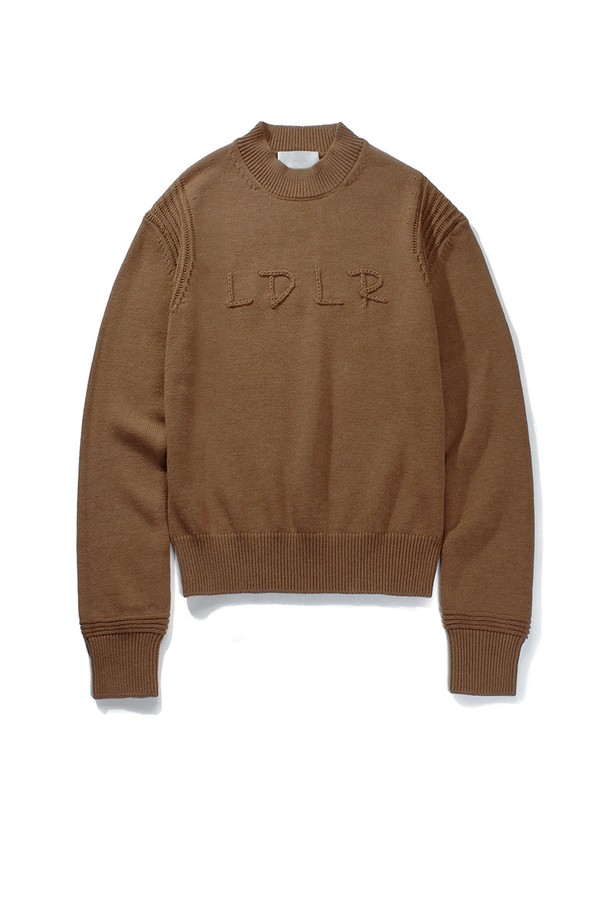 핸드메이드 자수 풀오버 니트 BROWN는 여성용 니트/스웨터 상의입니다. 브라운 컬러의 이 니트는 울과 면 혼방 소재로 제작되어 부드러운 촉감을 자랑합니다. 일상, 골프 등 다양한 용도로 활용 가능하며, 가을과 겨울 시즌에 적합합니다. 베이직하고 캐주얼한 스타일을 연출하며, 긴 소매와 라운드넥, 레귤러핏, 중간 두께의 디자인이 특징입니다. 핸드메이드 자수 디테일과 로고 자수 포인트가 돋보이며, 신축성 있는 니트 소재로 편안하게 착용할 수 있습니다. 골프룩, 가을 나들이룩, 캐주얼, 클래식, 미니멀 스타일을 선호하는 고객에게 추천합니다.
