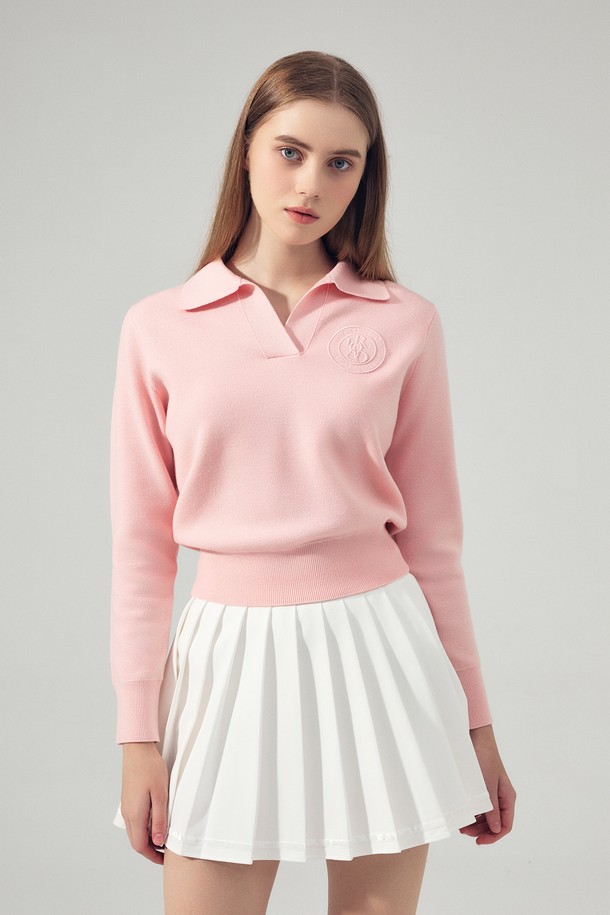 시그니처 카라 긴팔 니트 D/PINK는 골프, 테니스, 일상에서 활용하기 좋은 여성 니트입니다. 딥 핑크 컬러의 레귤러 핏으로, 봄/가을 시즌에 적합합니다. 부클레 텍스처와 시그니처 심볼 자수가 돋보이며, 하이센시티브 니트 구조로 부드러운 촉감을 선사합니다. 카라넥과 긴소매 디자인으로 클래식하면서도 스포티한 스타일을 연출하며, 폴리에스테르, 나일론, 아크릴, 울 등 다양한 소재를 혼방하여 제작되었습니다.
