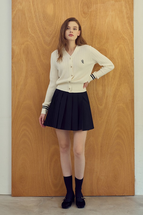 블랙 컬러의 뒷밴딩 언발 플리츠 스커트입니다. 나일론과 스판덱스 혼방 소재로 제작되어 부드러운 촉감과 얇은 두께감이 특징입니다. A라인 핏에 언밸런스 플리츠 디자인으로 스포티한 무드를 연출하며, 사계절 모두 활용 가능합니다. 뒷밴딩 처리와 이너 팬츠 내장으로 편안한 착용감을 제공하며, 스트랩 클로저 디테일로 활동성을 더했습니다. 골프룩 및 일상복으로 활용하기 좋습니다.
