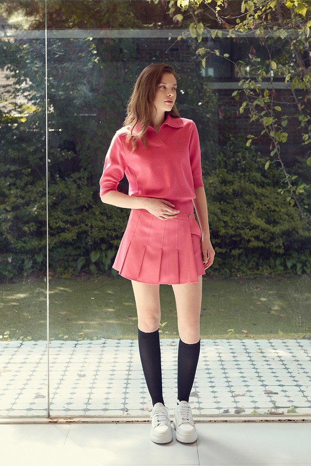 플리츠 2단 랩 스커트 PINK는 여성 골프룩과 일상복으로 활용하기 좋은 플리츠 스커트입니다. 핑크 컬러의 폴리에스테르와 스판덱스 혼방 소재로 제작되어 신축성 있는 착용감을 제공합니다. 2단 디자인과 비대칭 허리 라인이 특징이며, 랩스커트 형태로 클래식하고 미니멀한 스타일을 연출합니다. 활동성을 더하는 이너팬츠가 내장되어 편안함까지 놓치지 않았습니다.
