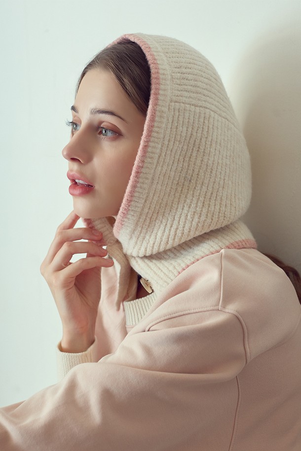 **니트 버튼 바라클라바 아이보리**는 부드러운 촉감과 깊은 모자 깊이로 포근함을 선사하는 여성용 바라클라바입니다. 겨울철 보온성을 높여주는 두꺼운 두께감과 신축성 좋은 소재로 편안한 착용감을 자랑합니다. 미니멀한 디자인에 버튼 디테일로 포인트를 더해, 겨울 데일리룩, 산책룩, 집콕룩 등 다양한 스타일에 활용하기 좋습니다. 아이보리 컬러로 어떤 옷에도 잘 어울리며, 미니멀, 클래식, 캐주얼 스타일을 즐겨 입는 분들께 추천합니다. 폴리에스터, 아크릴, 나일론, 울, 스판덱스 혼방 소재로 제작되었습니다.
