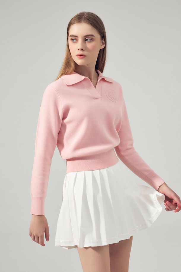 시그니처 카라 긴팔 니트 D/PINK는 골프, 테니스, 일상에서 활용하기 좋은 여성 니트입니다. 딥 핑크 컬러의 레귤러 핏으로, 봄/가을 시즌에 적합합니다. 부클레 텍스처와 시그니처 심볼 자수가 돋보이며, 하이센시티브 니트 구조로 부드러운 촉감을 선사합니다. 카라넥과 긴소매 디자인으로 클래식하면서도 스포티한 스타일을 연출하며, 폴리에스테르, 나일론, 아크릴, 울 등 다양한 소재를 혼방하여 제작되었습니다.
