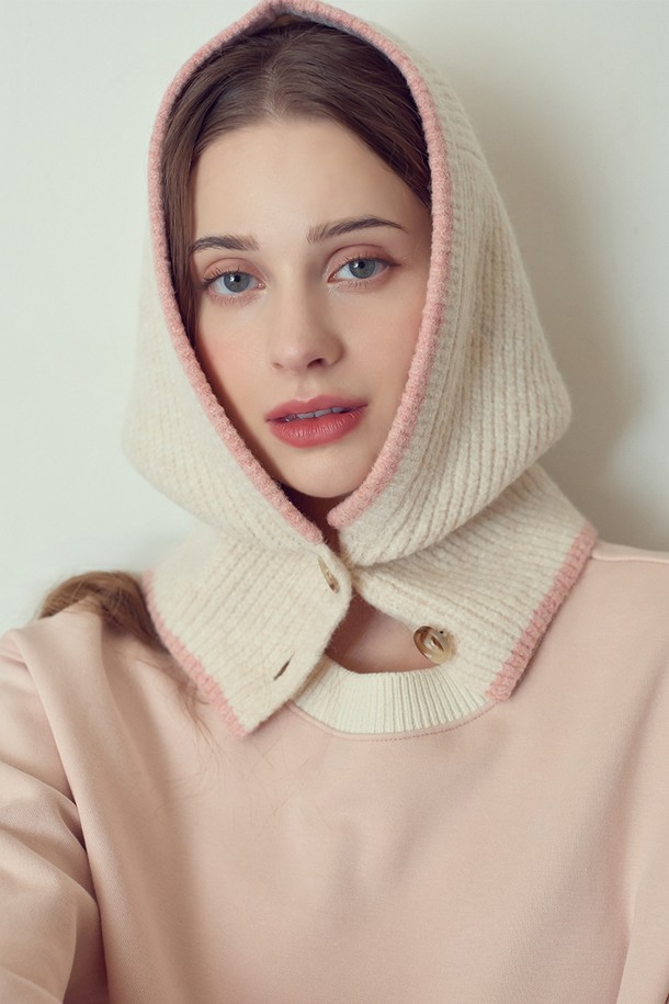 **니트 버튼 바라클라바 아이보리**는 부드러운 촉감과 깊은 모자 깊이로 포근함을 선사하는 여성용 바라클라바입니다. 겨울철 보온성을 높여주는 두꺼운 두께감과 신축성 좋은 소재로 편안한 착용감을 자랑합니다. 미니멀한 디자인에 버튼 디테일로 포인트를 더해, 겨울 데일리룩, 산책룩, 집콕룩 등 다양한 스타일에 활용하기 좋습니다. 아이보리 컬러로 어떤 옷에도 잘 어울리며, 미니멀, 클래식, 캐주얼 스타일을 즐겨 입는 분들께 추천합니다. 폴리에스터, 아크릴, 나일론, 울, 스판덱스 혼방 소재로 제작되었습니다.
