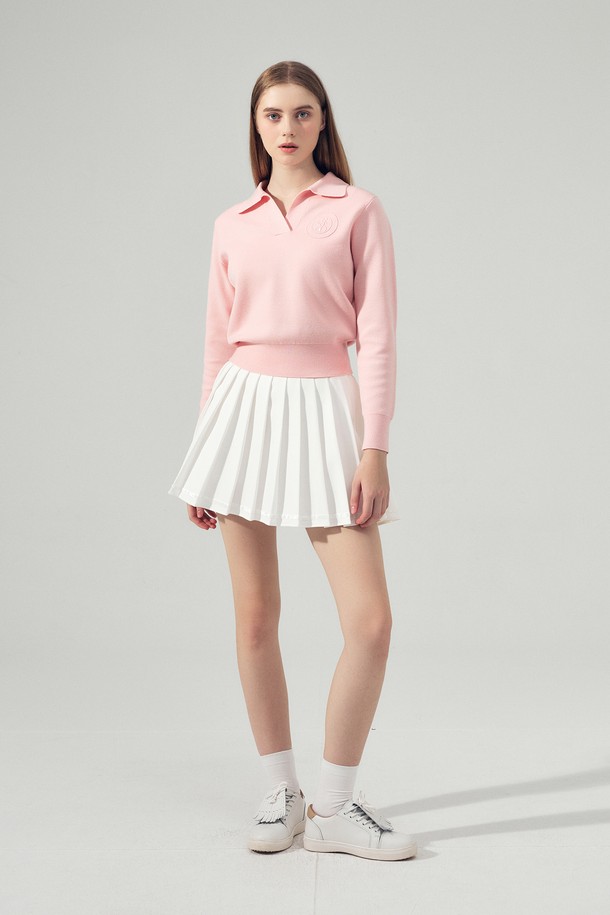 시그니처 카라 긴팔 니트 D/PINK는 골프, 테니스, 일상에서 활용하기 좋은 여성 니트입니다. 딥 핑크 컬러의 레귤러 핏으로, 봄/가을 시즌에 적합합니다. 부클레 텍스처와 시그니처 심볼 자수가 돋보이며, 하이센시티브 니트 구조로 부드러운 촉감을 선사합니다. 카라넥과 긴소매 디자인으로 클래식하면서도 스포티한 스타일을 연출하며, 폴리에스테르, 나일론, 아크릴, 울 등 다양한 소재를 혼방하여 제작되었습니다.
