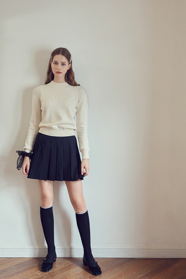 블랙 컬러의 뒷밴딩 언발 플리츠 스커트입니다. 나일론과 스판덱스 혼방 소재로 제작되어 부드러운 촉감과 얇은 두께감이 특징입니다. A라인 핏에 언밸런스 플리츠 디자인으로 스포티한 무드를 연출하며, 사계절 모두 활용 가능합니다. 뒷밴딩 처리와 이너 팬츠 내장으로 편안한 착용감을 제공하며, 스트랩 클로저 디테일로 활동성을 더했습니다. 골프룩 및 일상복으로 활용하기 좋습니다.
