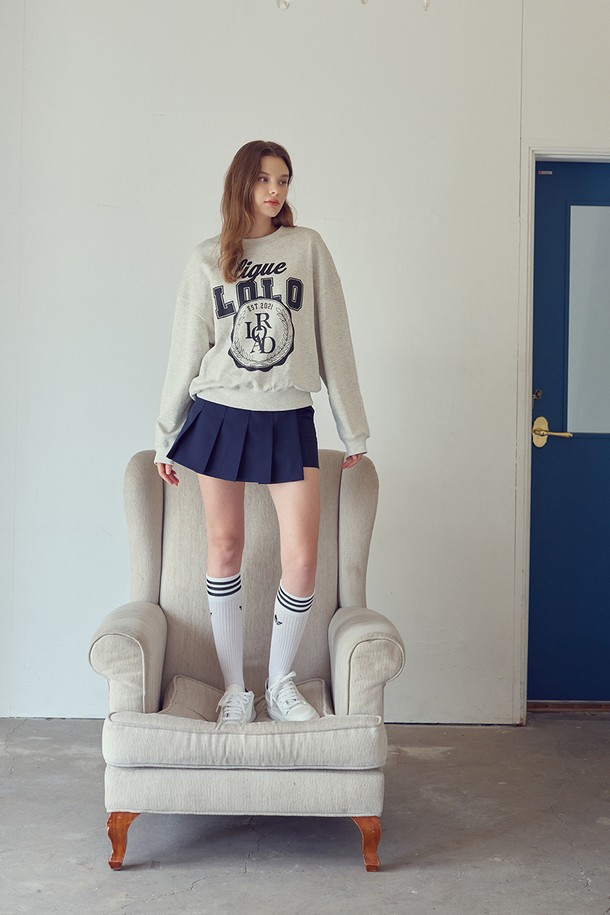 네이비 컬러의 플리츠 2단 랩 스커트입니다. 여성용 플리츠 스커트로, 스포티하고 캐주얼한 스타일을 연출할 수 있습니다. 봄, 여름, 가을에 적합하며, 골프나 일상에서도 활용 가능합니다. 폴리에스테르와 스판덱스 혼방 소재로 제작되어 신축성이 뛰어나며, 2단 디자인과 비대칭 허리라인으로 포인트를 더했습니다. 랩스커트 디자인에 이너 팬츠가 내장되어 편안함과 활동성을 동시에 제공합니다.
