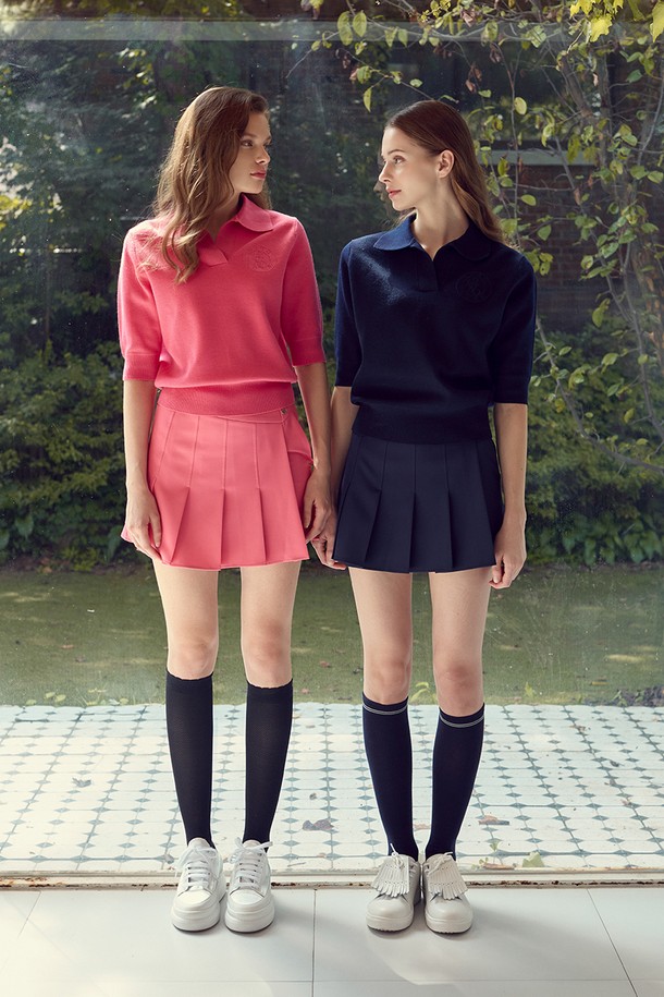 플리츠 2단 랩 스커트 PINK는 여성 골프룩과 일상복으로 활용하기 좋은 플리츠 스커트입니다. 핑크 컬러의 폴리에스테르와 스판덱스 혼방 소재로 제작되어 신축성 있는 착용감을 제공합니다. 2단 디자인과 비대칭 허리 라인이 특징이며, 랩스커트 형태로 클래식하고 미니멀한 스타일을 연출합니다. 활동성을 더하는 이너팬츠가 내장되어 편안함까지 놓치지 않았습니다.
