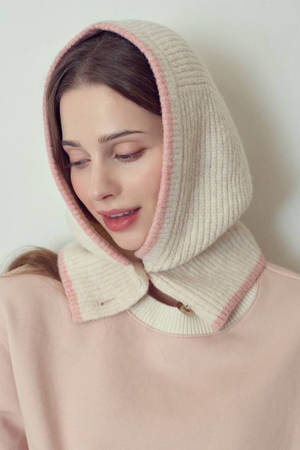 **니트 버튼 바라클라바 아이보리**는 부드러운 촉감과 깊은 모자 깊이로 포근함을 선사하는 여성용 바라클라바입니다. 겨울철 보온성을 높여주는 두꺼운 두께감과 신축성 좋은 소재로 편안한 착용감을 자랑합니다. 미니멀한 디자인에 버튼 디테일로 포인트를 더해, 겨울 데일리룩, 산책룩, 집콕룩 등 다양한 스타일에 활용하기 좋습니다. 아이보리 컬러로 어떤 옷에도 잘 어울리며, 미니멀, 클래식, 캐주얼 스타일을 즐겨 입는 분들께 추천합니다. 폴리에스터, 아크릴, 나일론, 울, 스판덱스 혼방 소재로 제작되었습니다.
