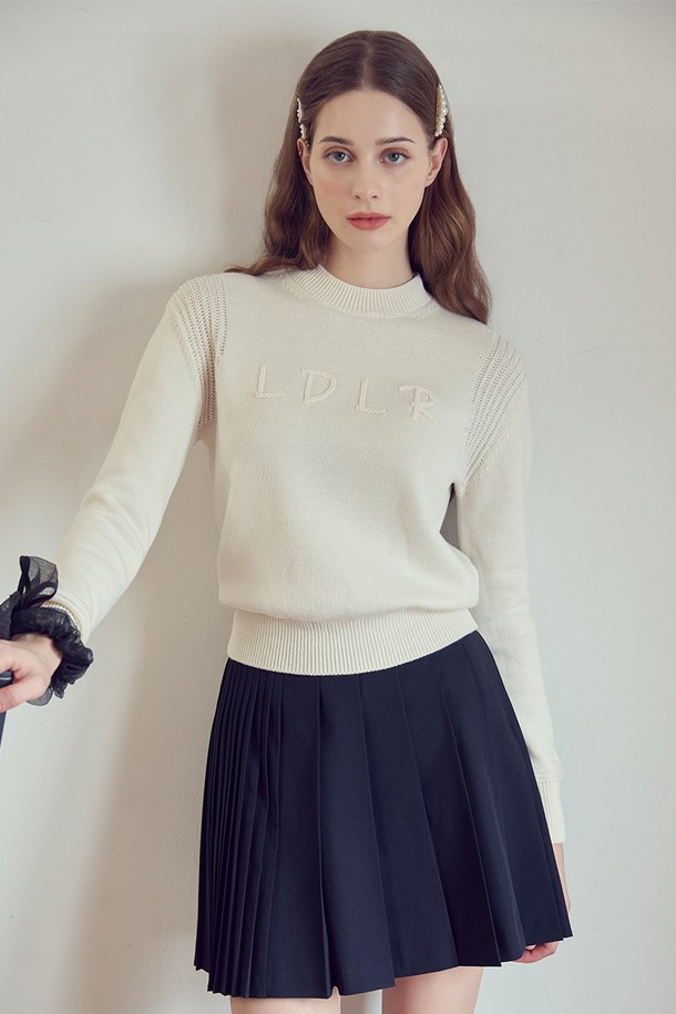 블랙 컬러의 뒷밴딩 언발 플리츠 스커트입니다. 나일론과 스판덱스 혼방 소재로 제작되어 부드러운 촉감과 얇은 두께감이 특징입니다. A라인 핏에 언밸런스 플리츠 디자인으로 스포티한 무드를 연출하며, 사계절 모두 활용 가능합니다. 뒷밴딩 처리와 이너 팬츠 내장으로 편안한 착용감을 제공하며, 스트랩 클로저 디테일로 활동성을 더했습니다. 골프룩 및 일상복으로 활용하기 좋습니다.
