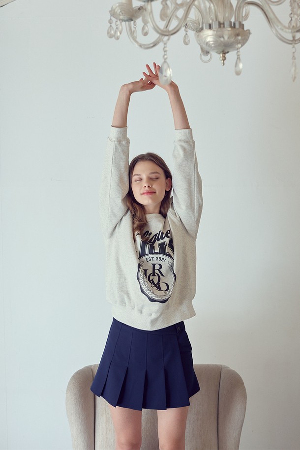 네이비 컬러의 플리츠 2단 랩 스커트입니다. 여성용 플리츠 스커트로, 스포티하고 캐주얼한 스타일을 연출할 수 있습니다. 봄, 여름, 가을에 적합하며, 골프나 일상에서도 활용 가능합니다. 폴리에스테르와 스판덱스 혼방 소재로 제작되어 신축성이 뛰어나며, 2단 디자인과 비대칭 허리라인으로 포인트를 더했습니다. 랩스커트 디자인에 이너 팬츠가 내장되어 편안함과 활동성을 동시에 제공합니다.
