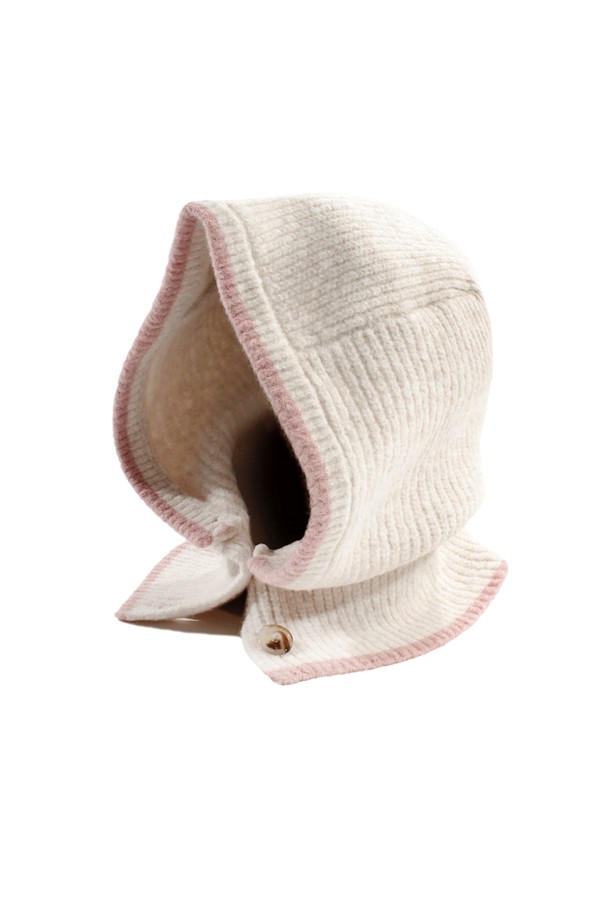 **니트 버튼 바라클라바 아이보리**는 부드러운 촉감과 깊은 모자 깊이로 포근함을 선사하는 여성용 바라클라바입니다. 겨울철 보온성을 높여주는 두꺼운 두께감과 신축성 좋은 소재로 편안한 착용감을 자랑합니다. 미니멀한 디자인에 버튼 디테일로 포인트를 더해, 겨울 데일리룩, 산책룩, 집콕룩 등 다양한 스타일에 활용하기 좋습니다. 아이보리 컬러로 어떤 옷에도 잘 어울리며, 미니멀, 클래식, 캐주얼 스타일을 즐겨 입는 분들께 추천합니다. 폴리에스터, 아크릴, 나일론, 울, 스판덱스 혼방 소재로 제작되었습니다.
