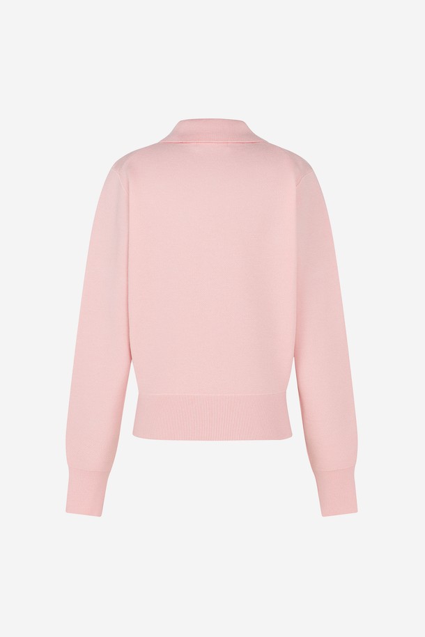 시그니처 카라 긴팔 니트 D/PINK는 골프, 테니스, 일상에서 활용하기 좋은 여성 니트입니다. 딥 핑크 컬러의 레귤러 핏으로, 봄/가을 시즌에 적합합니다. 부클레 텍스처와 시그니처 심볼 자수가 돋보이며, 하이센시티브 니트 구조로 부드러운 촉감을 선사합니다. 카라넥과 긴소매 디자인으로 클래식하면서도 스포티한 스타일을 연출하며, 폴리에스테르, 나일론, 아크릴, 울 등 다양한 소재를 혼방하여 제작되었습니다.
