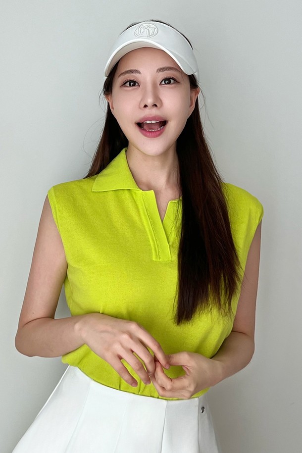 시그니쳐 썸머 카라 나시 니트는 네온 그린 컬러의 여성 의류입니다. 면 82%와 나일론 18% 혼방 소재로 제작되어, 단단하면서도 시원한 착용감을 선사합니다. 슬림 핏 크롭 기장으로 허리를 더욱 가늘게 보여주며, 시스루 패턴과 민소매 디자인이 특징입니다. 카라 네크라인과 오프 카라 디자인으로 캐주얼하면서도 세련된 스타일을 연출하여 골프룩과 휴가룩, 일상에서 폭넓게 활용할 수 있습니다.
