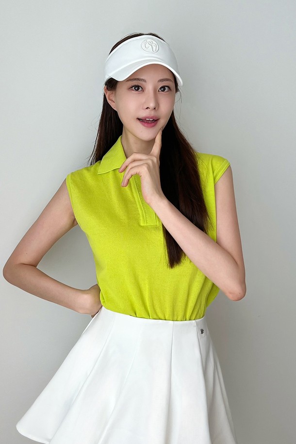 시그니쳐 썸머 카라 나시 니트는 네온 그린 컬러의 여성 의류입니다. 면 82%와 나일론 18% 혼방 소재로 제작되어, 단단하면서도 시원한 착용감을 선사합니다. 슬림 핏 크롭 기장으로 허리를 더욱 가늘게 보여주며, 시스루 패턴과 민소매 디자인이 특징입니다. 카라 네크라인과 오프 카라 디자인으로 캐주얼하면서도 세련된 스타일을 연출하여 골프룩과 휴가룩, 일상에서 폭넓게 활용할 수 있습니다.
