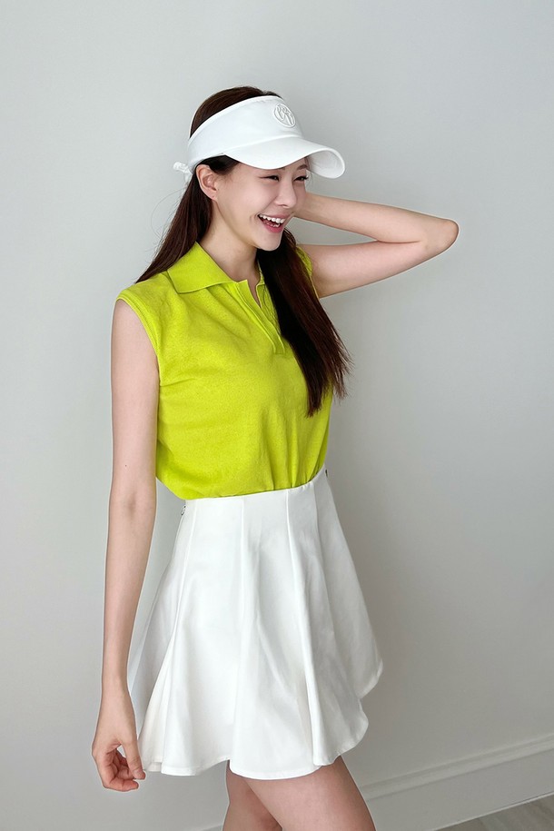 시그니쳐 썸머 카라 나시 니트는 네온 그린 컬러의 여성 의류입니다. 면 82%와 나일론 18% 혼방 소재로 제작되어, 단단하면서도 시원한 착용감을 선사합니다. 슬림 핏 크롭 기장으로 허리를 더욱 가늘게 보여주며, 시스루 패턴과 민소매 디자인이 특징입니다. 카라 네크라인과 오프 카라 디자인으로 캐주얼하면서도 세련된 스타일을 연출하여 골프룩과 휴가룩, 일상에서 폭넓게 활용할 수 있습니다.
