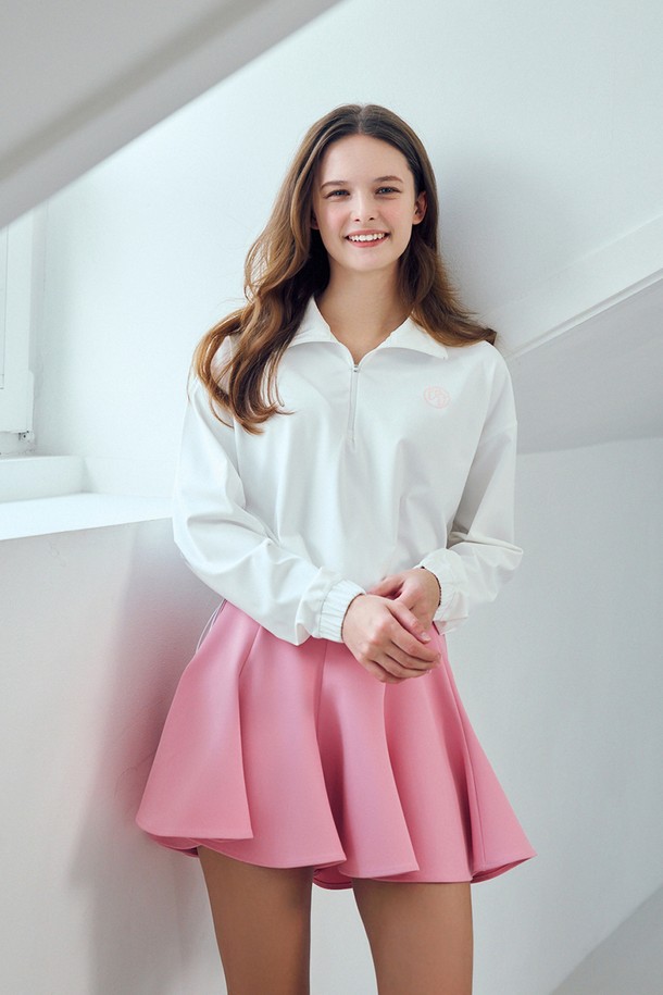 에센셜 플레어 스커트 PINK는 여성 골프 및 스포츠 활동에 적합한 스커트입니다. 얇고 부드러운 폴리에스테르와 폴리우레탄 혼방 소재로 제작되어 봄, 여름 시즌에 시원하고 편안하게 착용할 수 있습니다. 핑크 컬러의 무지 디자인으로 스포티하면서도 캐주얼한 스타일을 연출하며, 밴딩 허리밴드와 이너팬츠가 내장되어 활동성을 높였습니다. 플레어 핏으로 움직임이 자유로우며, 휴가룩이나 봄 소풍룩으로도 활용 가능합니다. 미니멀한 디자인으로 다양한 상의와 매치하여 다채로운 스타일을 완성해보세요.
