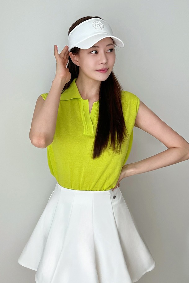 시그니쳐 썸머 카라 나시 니트는 네온 그린 컬러의 여성 의류입니다. 면 82%와 나일론 18% 혼방 소재로 제작되어, 단단하면서도 시원한 착용감을 선사합니다. 슬림 핏 크롭 기장으로 허리를 더욱 가늘게 보여주며, 시스루 패턴과 민소매 디자인이 특징입니다. 카라 네크라인과 오프 카라 디자인으로 캐주얼하면서도 세련된 스타일을 연출하여 골프룩과 휴가룩, 일상에서 폭넓게 활용할 수 있습니다.
